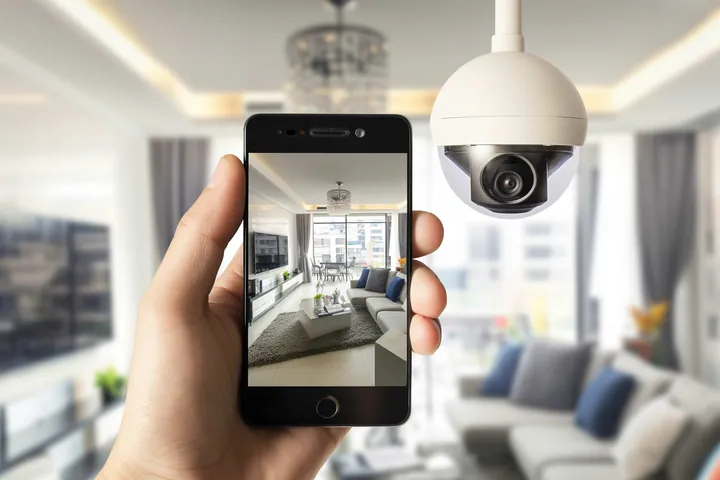 Celular mostrando la imagen de una cámara de seguridad dentro de una sala