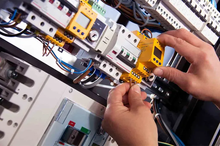 Técnico trabajando en un tablero eléctrico