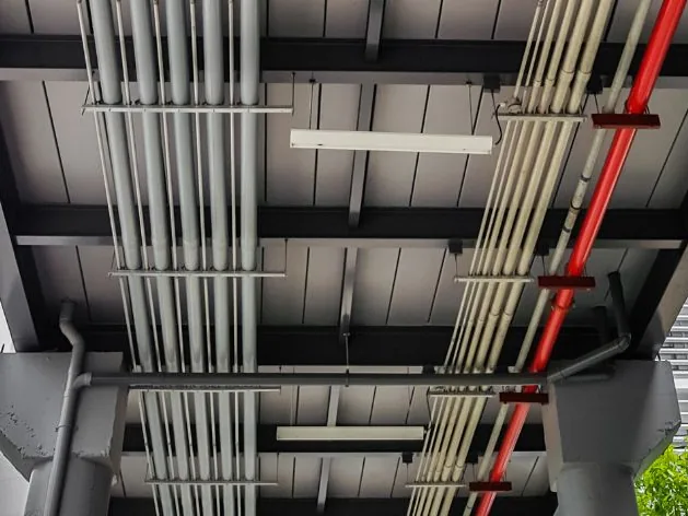 Tubería y canalización eléctrica en el techo de un edificio