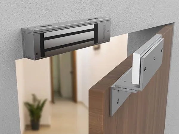 Cerradura magnética instalada en el marco de una puerta