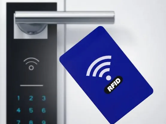 Tarjeta RFID junto a una cerradura con teclado