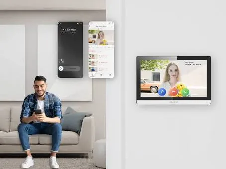Videoportero con monitor en pared y aplicación en el celular